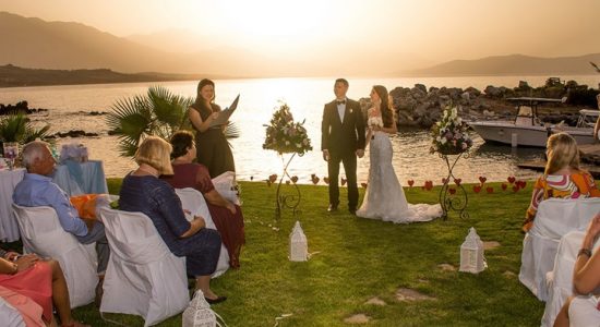 Vestuvių ceremonija saulėlydžio metu
